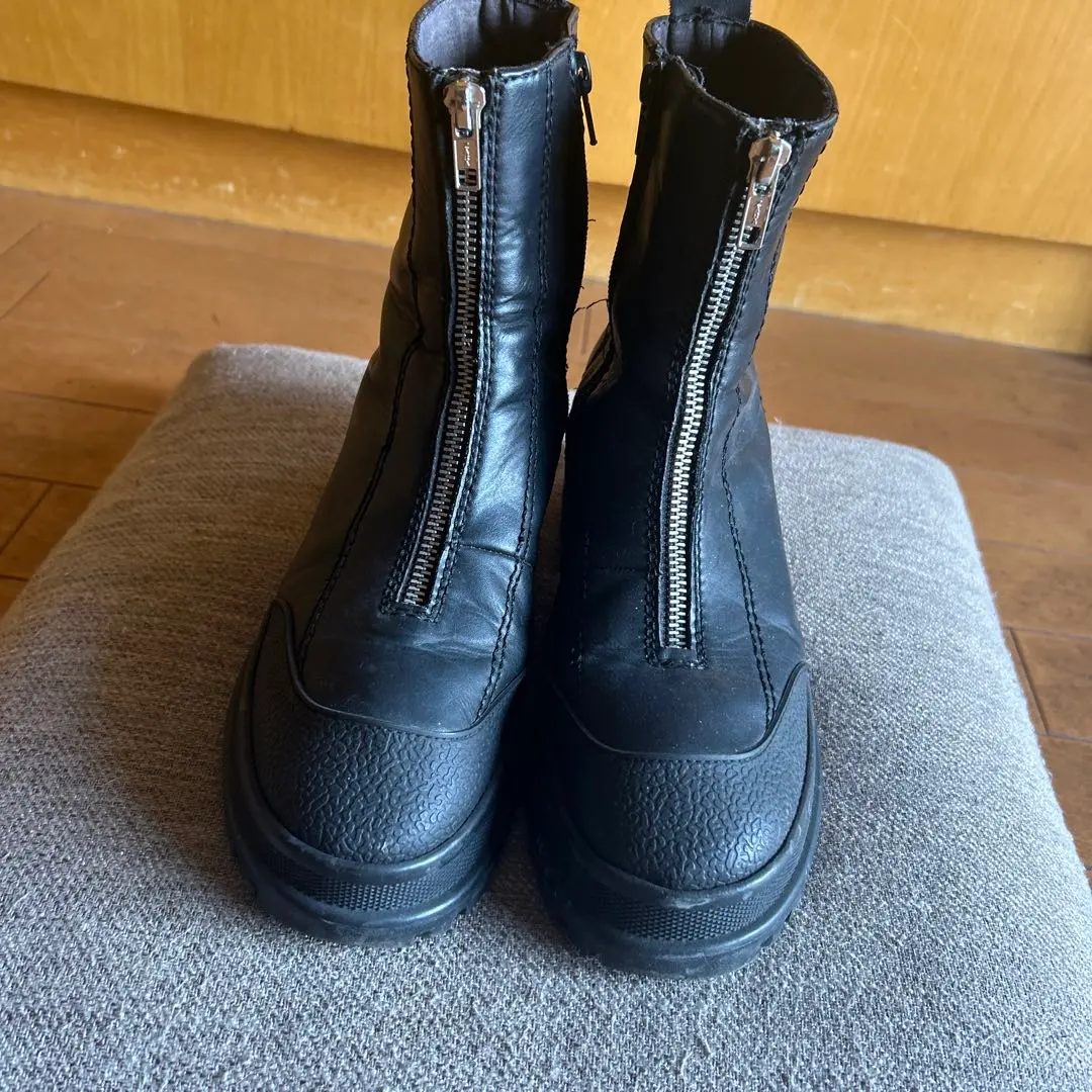 拉鍊黑色靴子 的縮圖