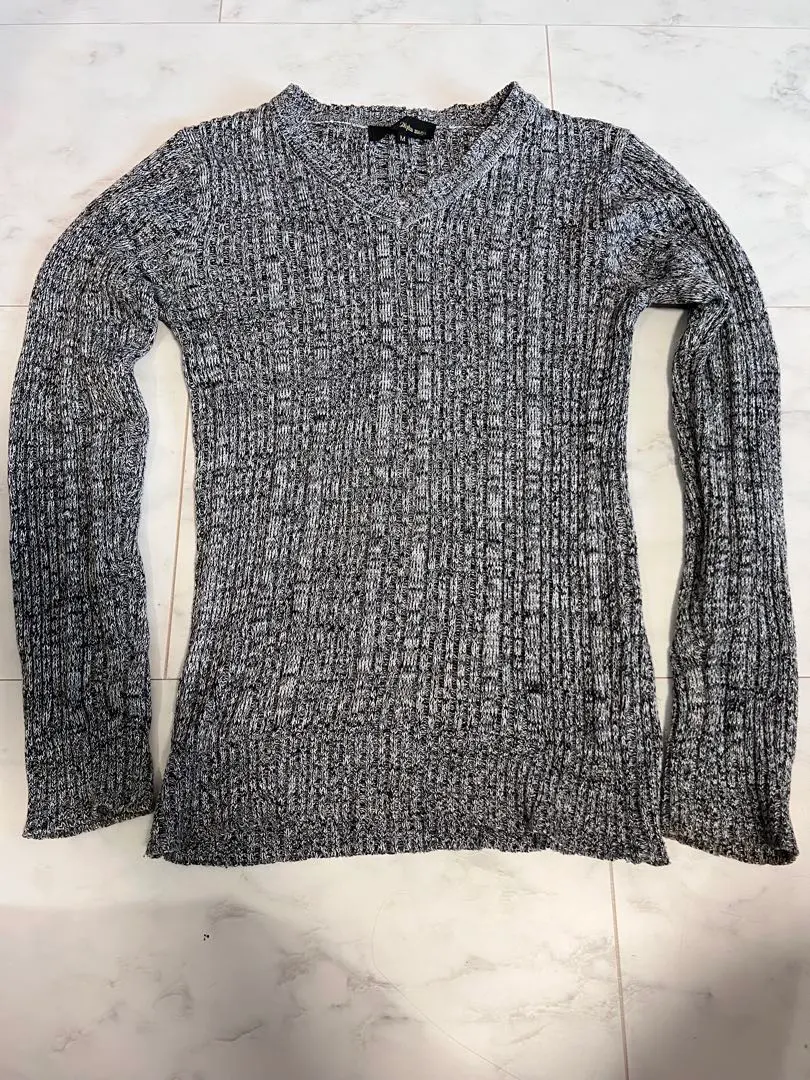 Thumbnail of Gray V-neck ribbed sweater, size M