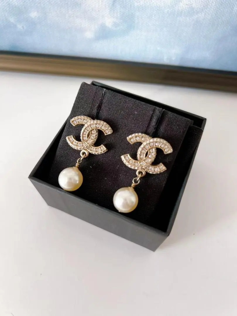 Thumbnail of CHANEL CC Logo Pearl Earrings