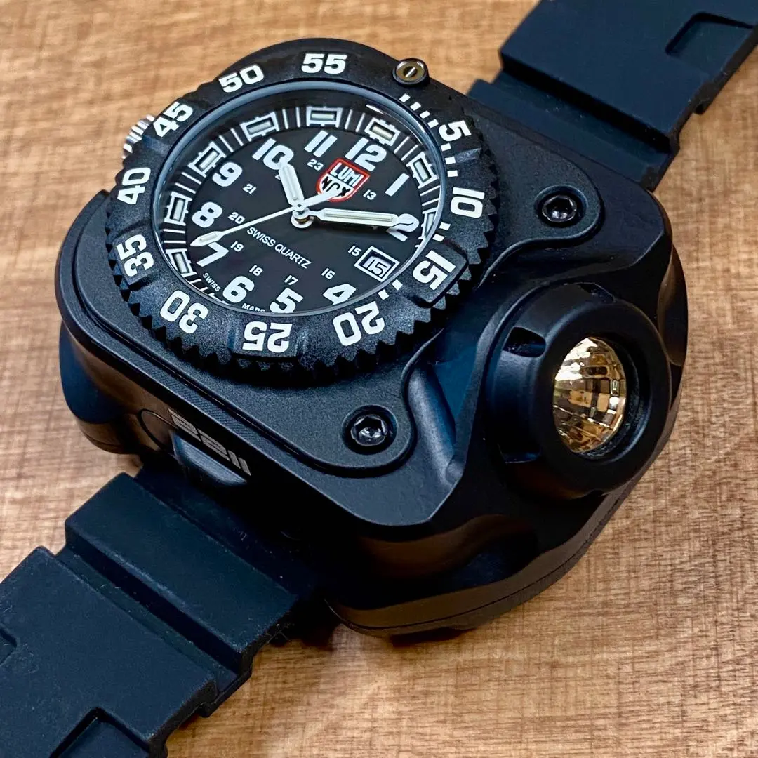 SUREFIRE 腕時計 ルミノックス 2211 LEDリストライト Amazon.co.jp: SUREFIRE 時計付きリストライト 明るさ300