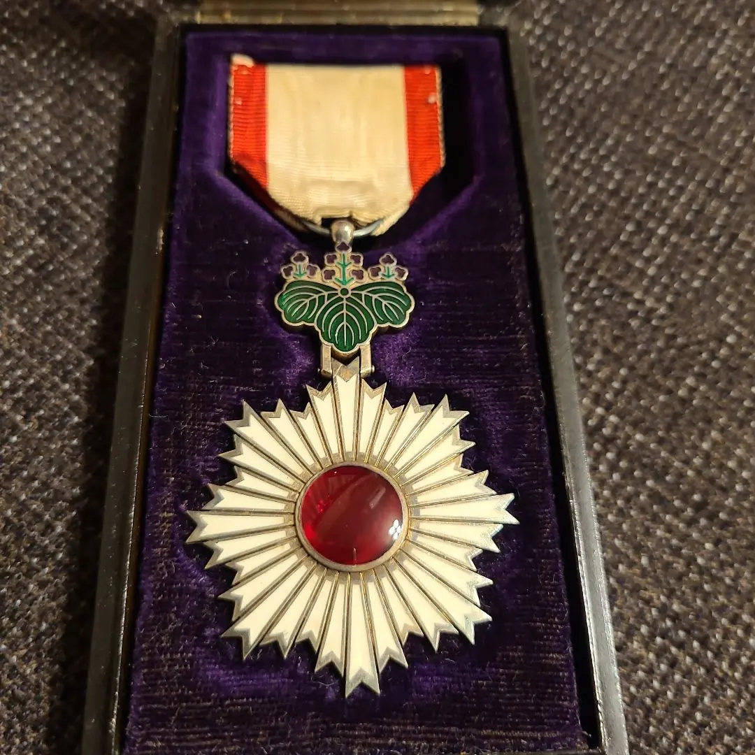 【お値下げ】勲六等単光旭日章 勲章 共箱 勲六等単光旭日章