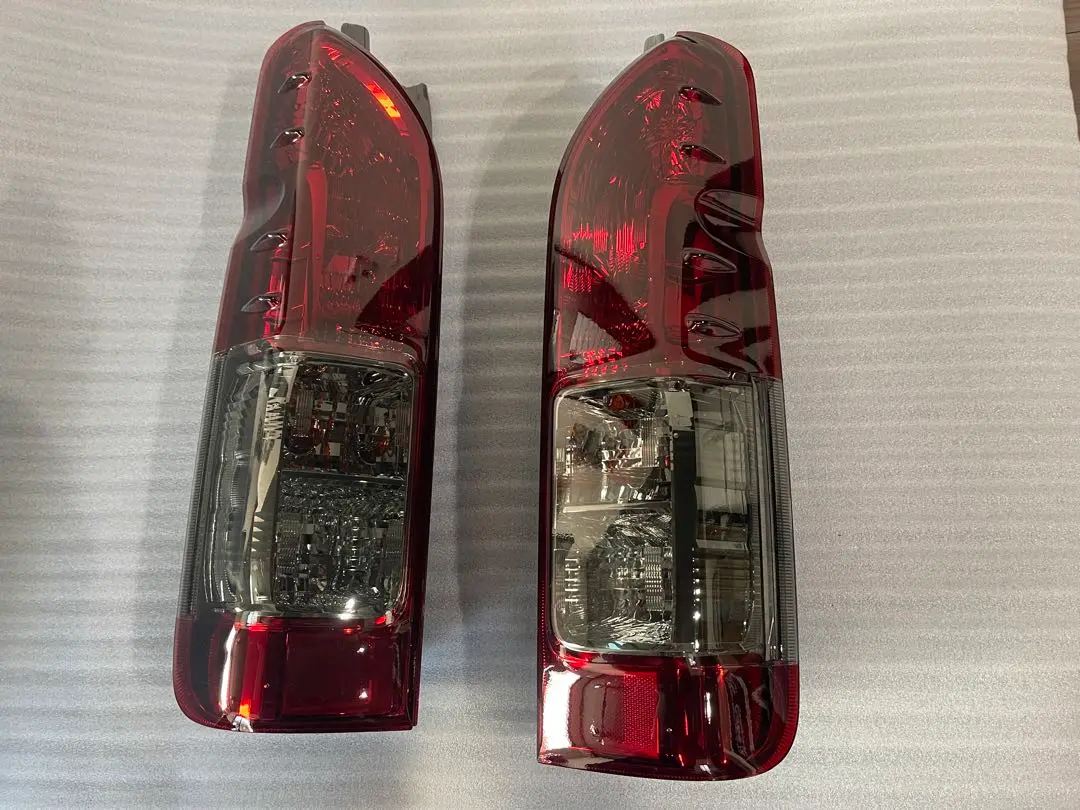 ハイエース200系純正テールランプ グラデーションスモーク塗装済 塗装後未使用品 ハイエース200系新車外し純正テールベースキャンディーBK