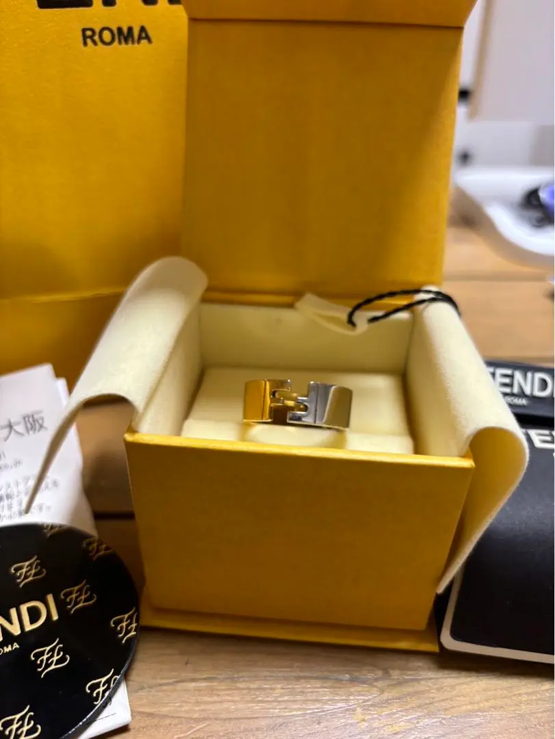 最短翌日着・関税送料込】 FENDI リング 指輪 FF ロゴ (FENDI