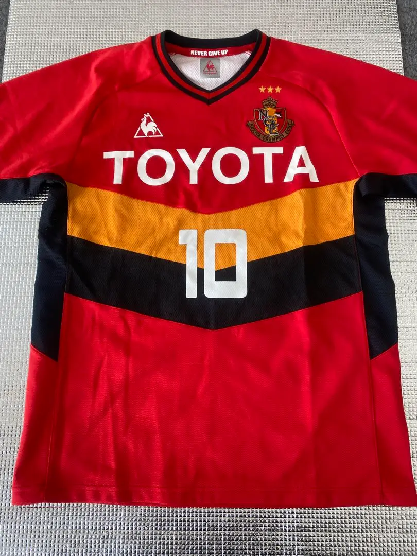 名古屋グランパス2011年モデル ホームユニフォーム 超美品！ 名古屋グランパス2011年モデル ホームユニフォーム 超美品