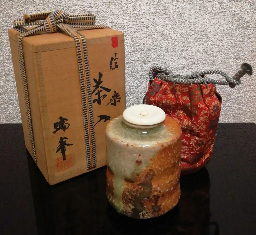 [茶道具] 桂秋作　信楽焼　茶入　(共箱) ○ Amazon.co.jp: 茶道具 桂秋作 信楽 茶入 (共箱) : ホーム＆キッチン