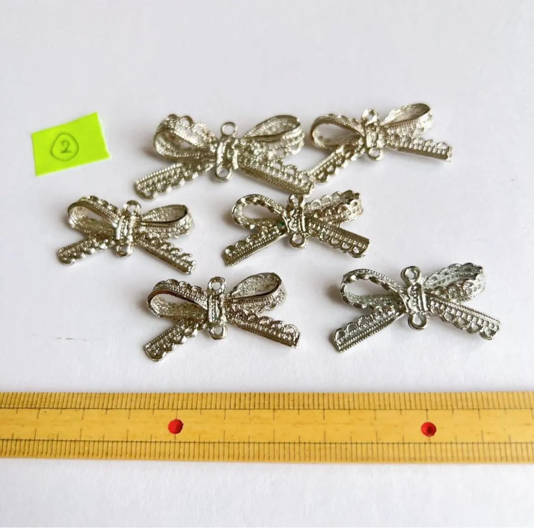 Thumbnail of Silver ribbon connector 2