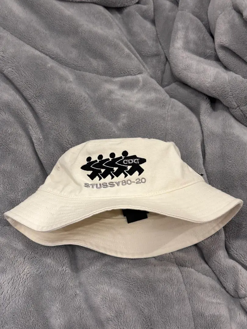 STUSSY ✖️ CDGコムデギャルソン　Wネーム　バケットハット アイボリー m62412797969_1.jpg?1735556769