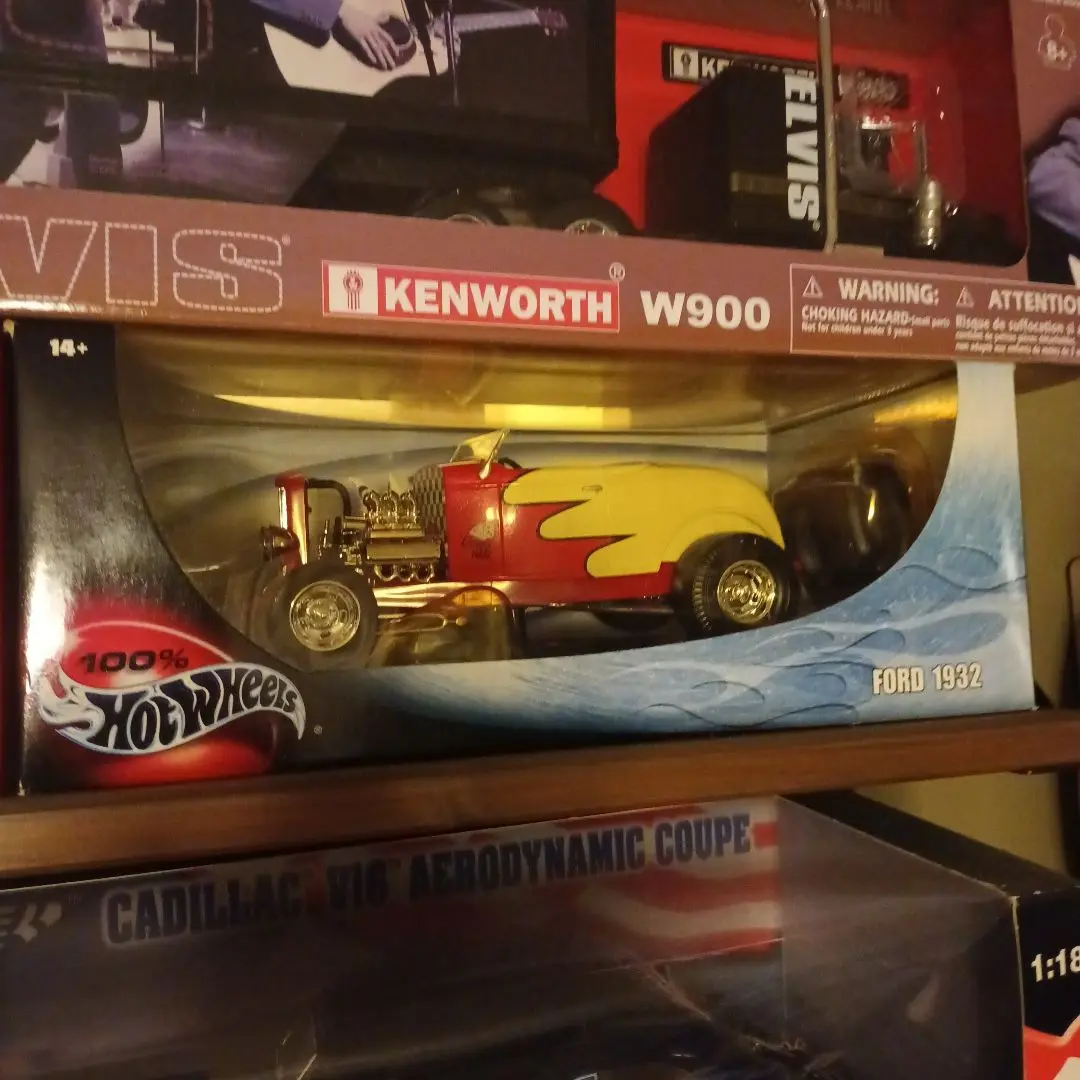 1932 ブラウン 5 ウィンドウ・クーペ　ウィズ/ラットフィンク　フィギア 1/18 ACME 1932 Ford Blown 5 Window with Rat Fink Figure