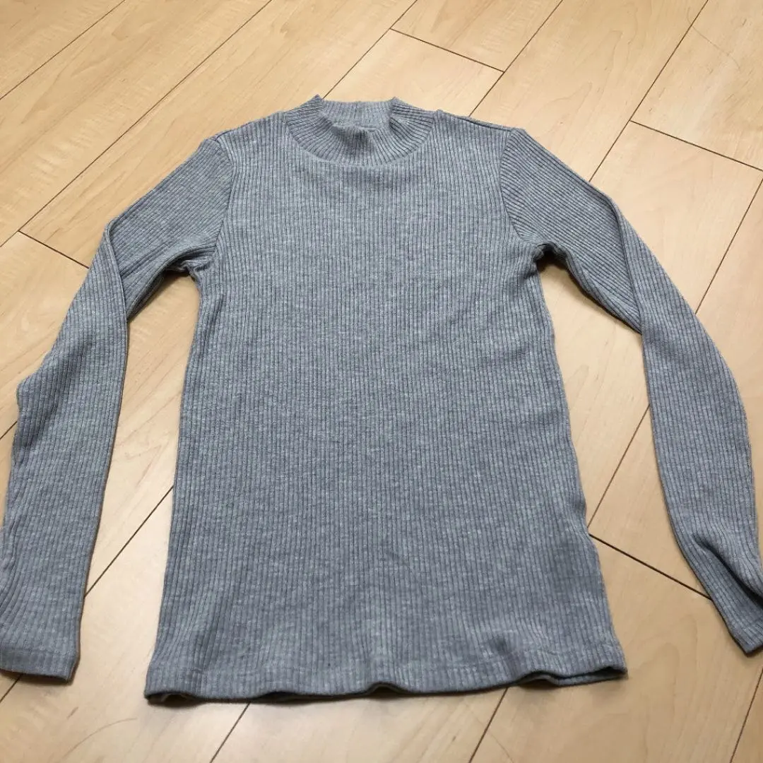Thumbnail of Uniqlo long-sleeved cut-and-sew