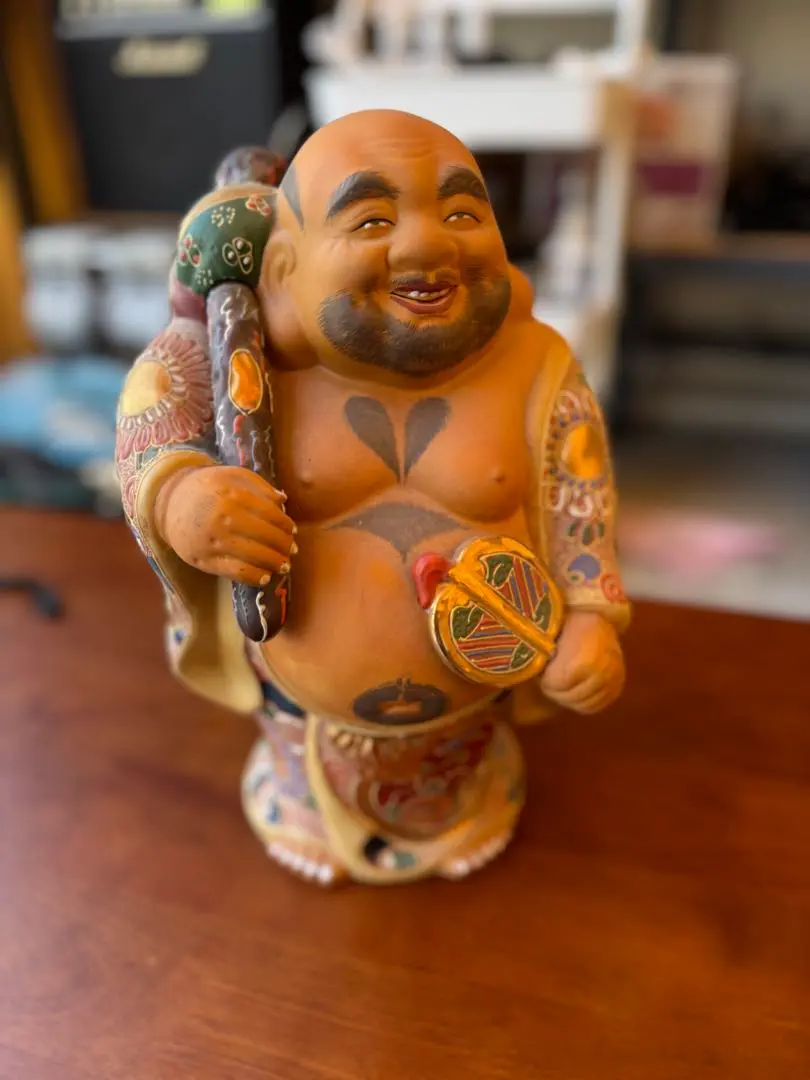 九谷焼　布袋様　置物　特大型　木製丸型台座付き 九谷焼 特大型 志す 布袋様 置物 木製丸型台座付き
