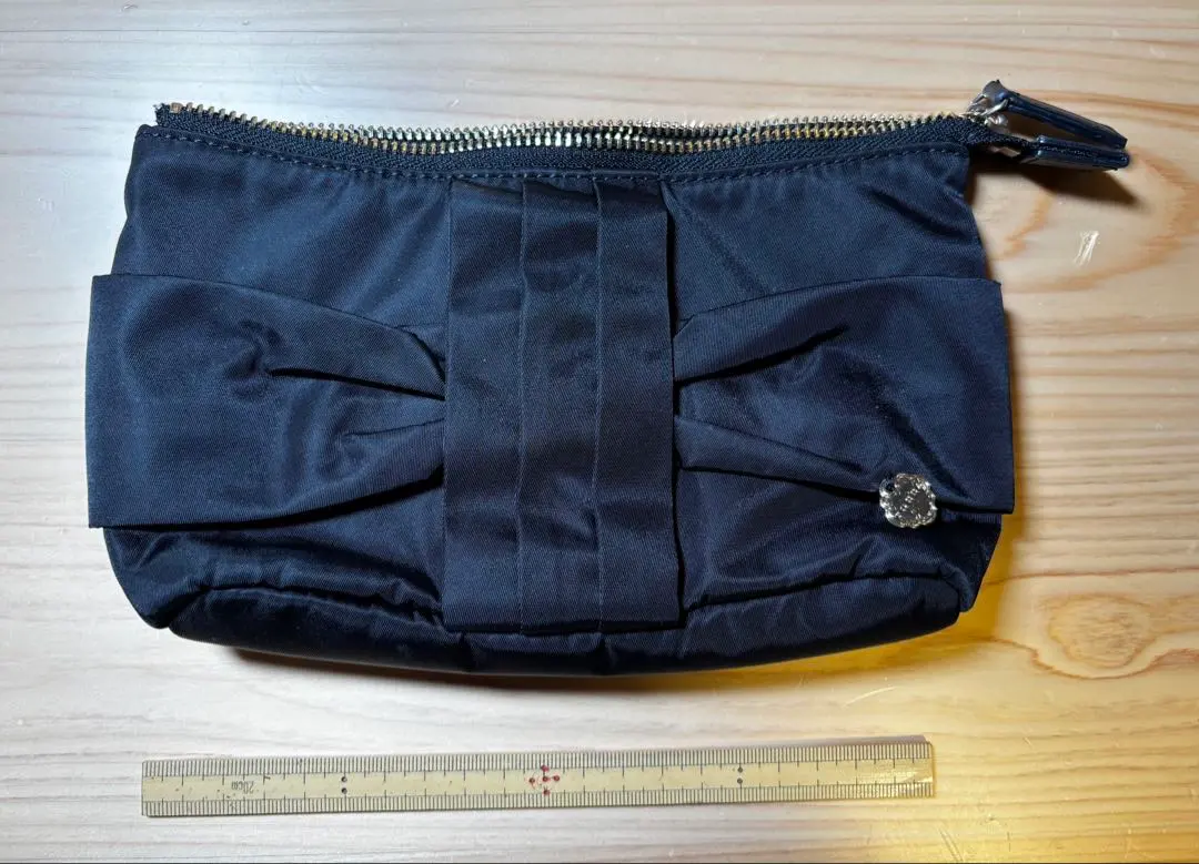 再降價！TOCCA 黑色緞面化妝包 蝴蝶結設計 有污漬。 的縮圖