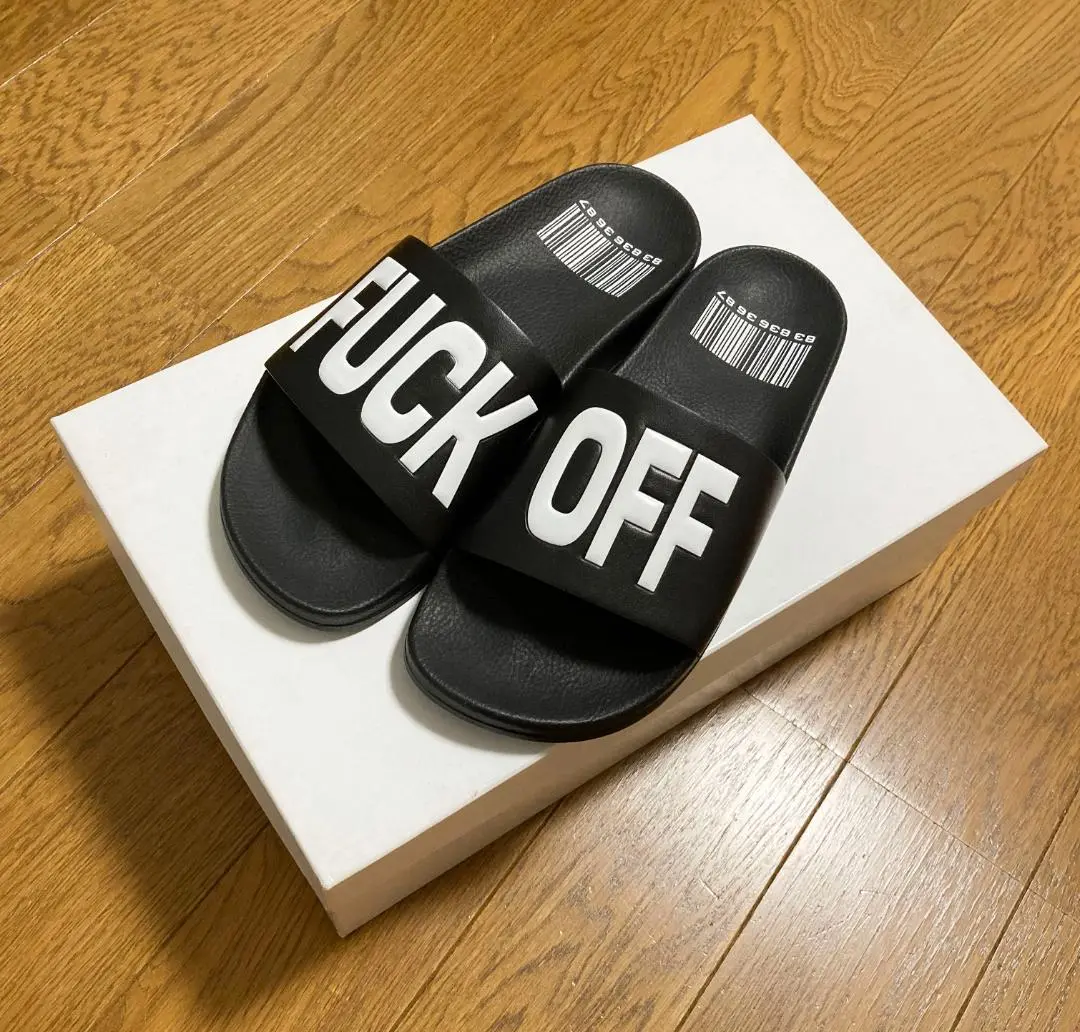 VETEMENTS ブラック ビーチサンダル　ヴェトモン ロゴ サンダル 美品 VETEMENTS(ヴェトモン) サンダル・ミュール(レディース) - 海外