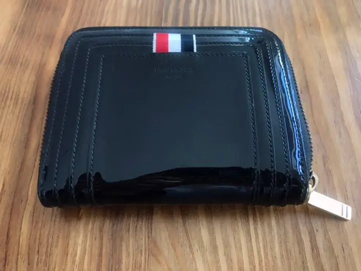 現行・未使用に近い✨ THOM BROWNE. トムブラウン 折り財布 レザー トムブラウン 二つ折り財布 ミニ財布[品番：AXEB0034135]｜AXES