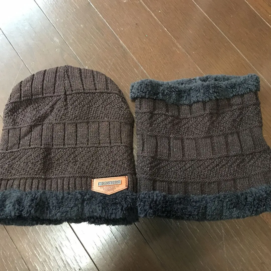 Thumbnail of Knit hat and neck warmer set