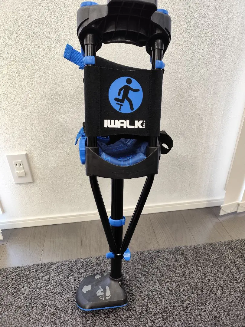 iWALK3.0 歩行器 黒・青 義足 松葉杖 アイウォーク3.0（iWALK3.0）[ハンズフリー松葉杖・ニークラッチ