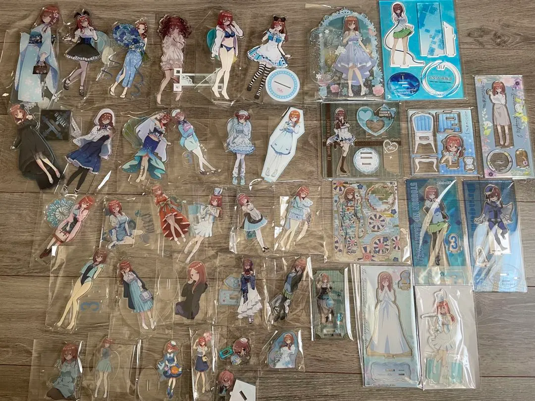 Thumbnail of The Quintessential Quintuplets Miku Nakano merchandise bundle: acrylic stands