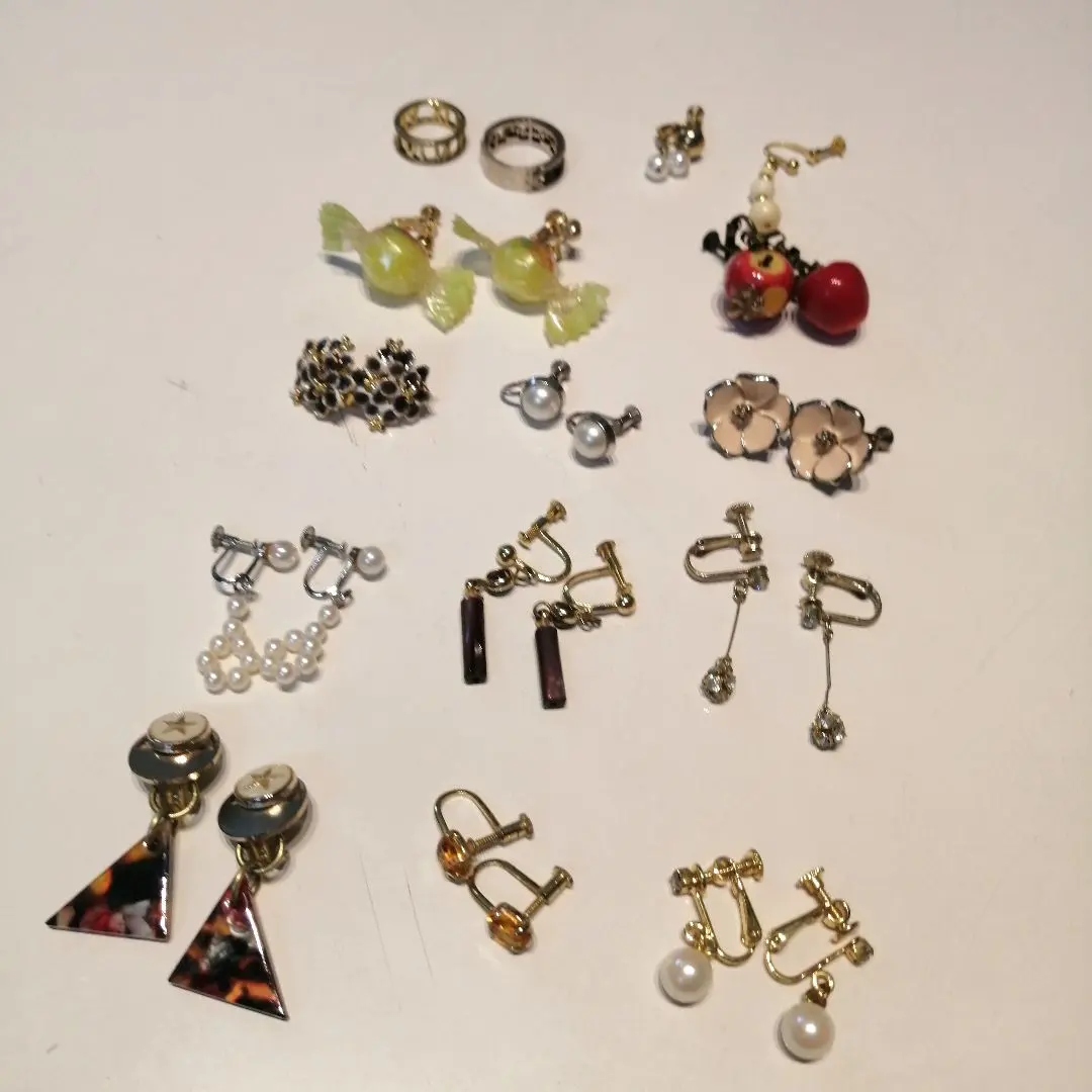 Thumbnail of Earring set with various designs, 11 pieces; 2 rings; 2 bar earrings