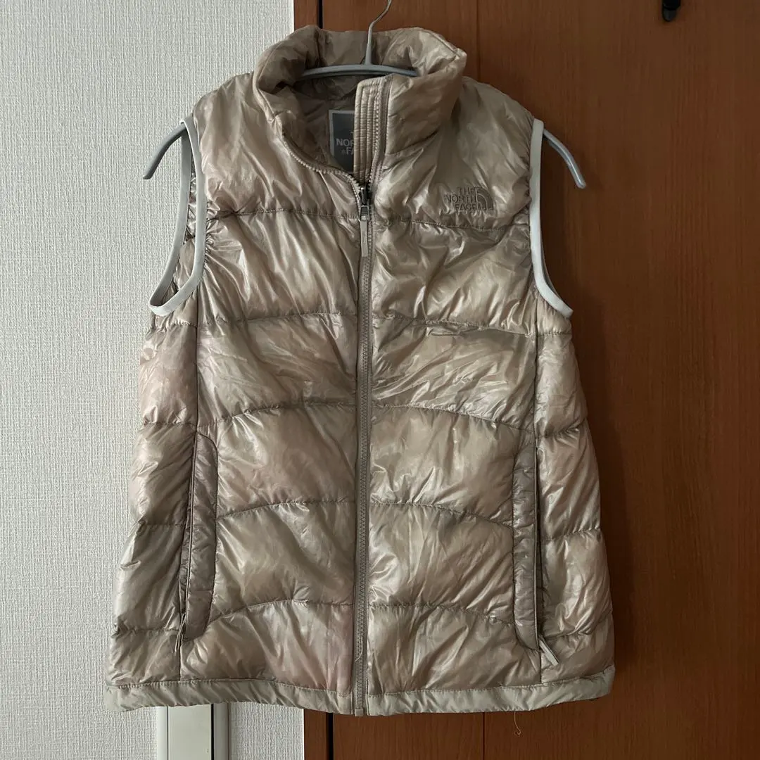 THE NORTH FACE 阿空加瓜 米色 羽絨背心 的縮圖