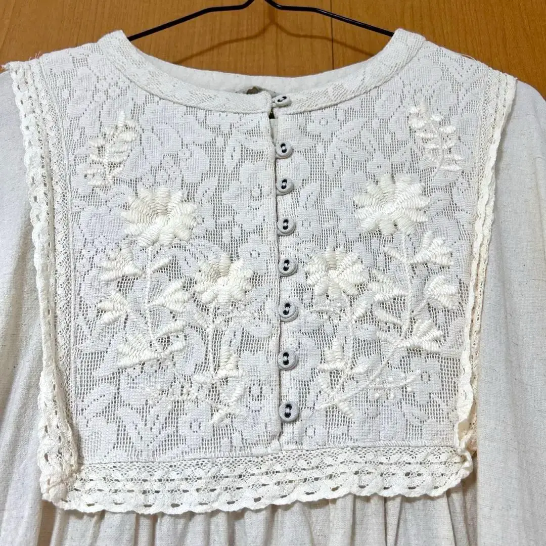 【SM2】胸元メッシュレースと刺繍のワンピース Samansa Mos2（サマンサ モスモス）の「胸元メッシュレースと