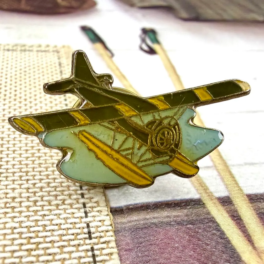 Thumbnail of 5199 Airplane vintage pin badge pins vintage