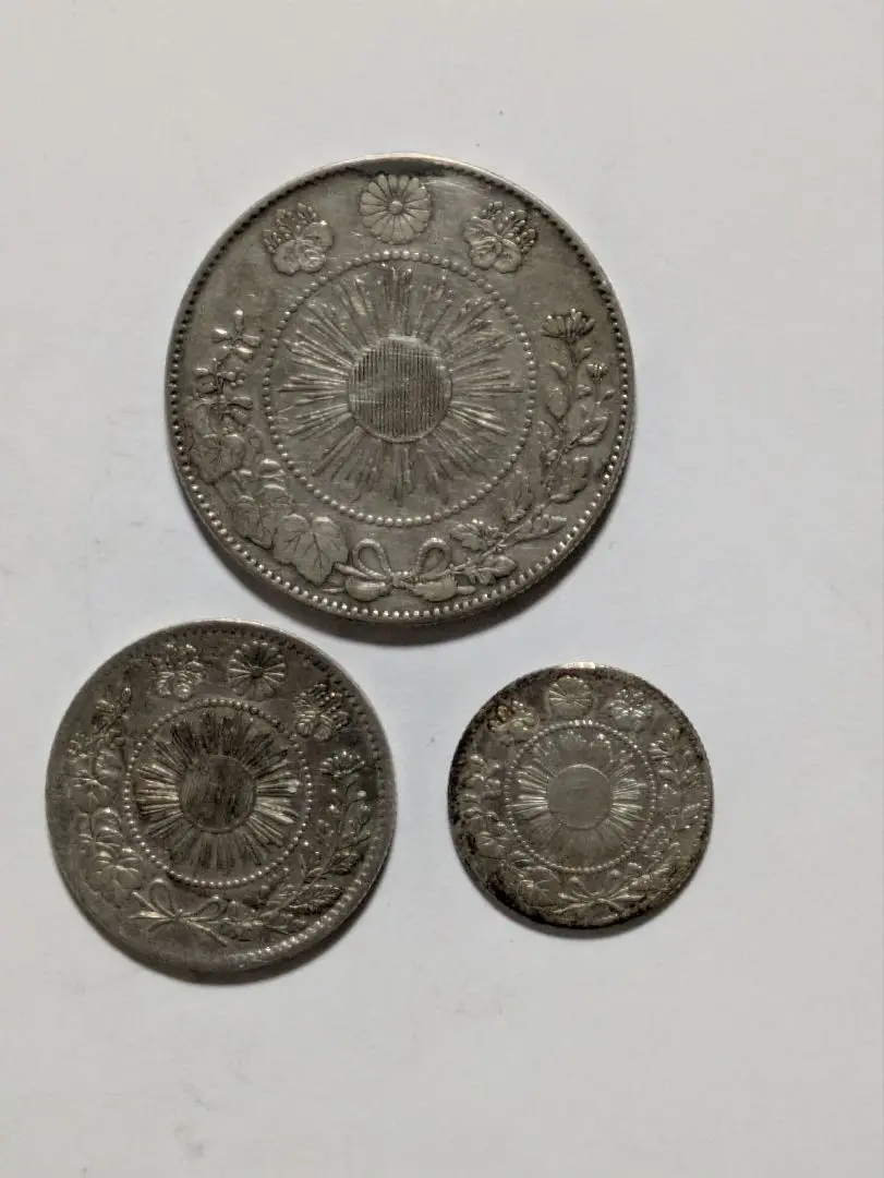 美品以上！旭日竜、１０銭、明治３年、明瞭ウロコ１枚、通常１枚、合計２枚セット 明瞭ウロコ 明治3年 旭日竜10銭銀貨 極美品＋ 送料込 - ワタナベ