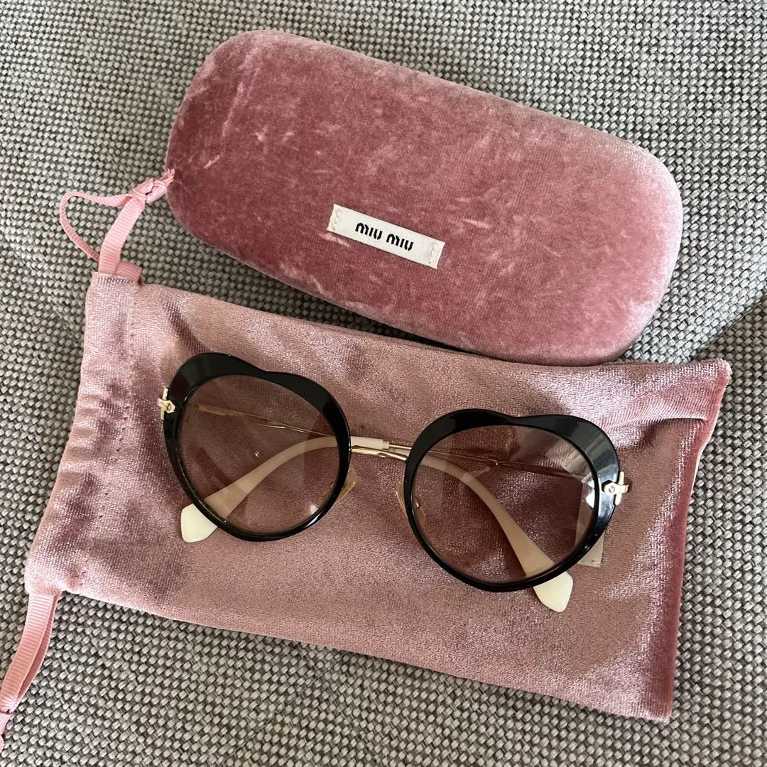 【週末お値下げ】miu miu ハート型サングラス　ケース　 ポーチ付き 2025年最新】MiUMiU サングラス ハートの人気アイテム - メルカリ