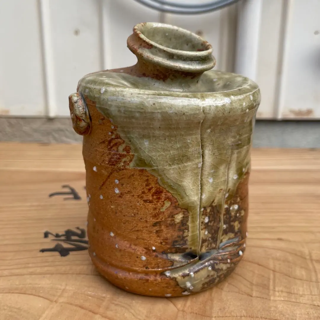 花瓶■掛け花活け うずくまる 又郎助 花器 信楽焼 えくぼ 時代物 骨董品■ 信楽窯変 うずくまる掛花入 - オンラインショップ「ギャラリー陶