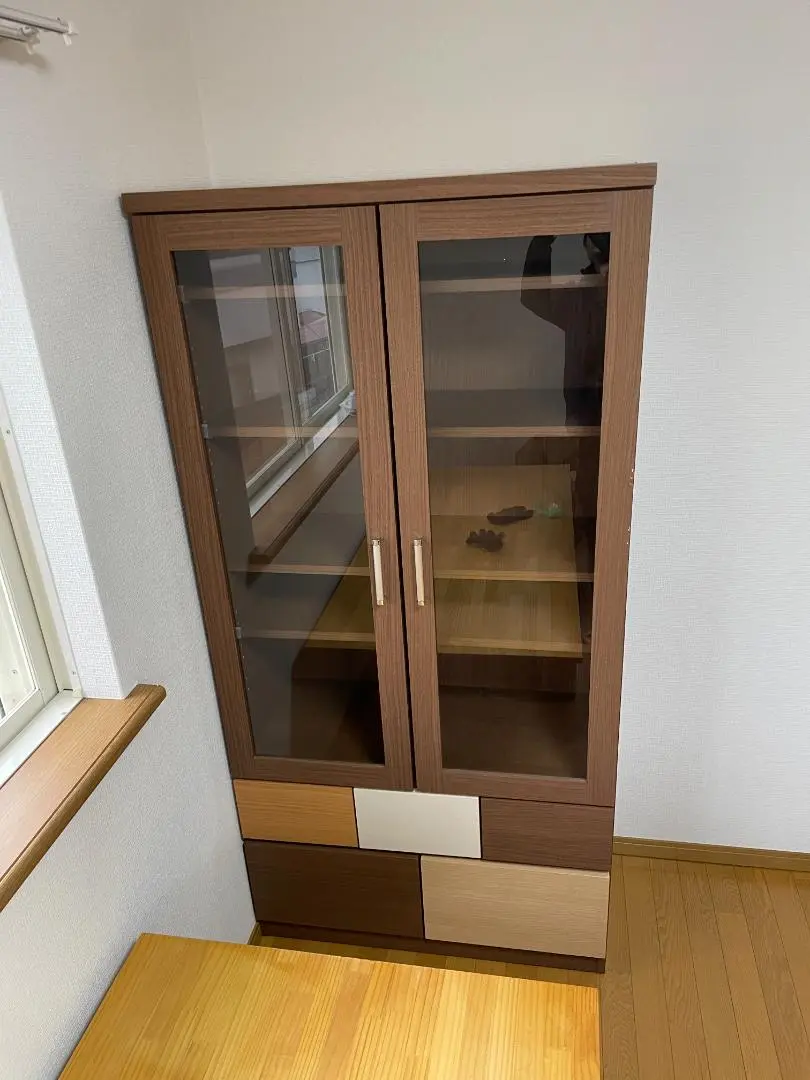 【格安】ニトリ 3ドアガラス本棚 ダークブラウン 廃盤品 大型書棚 引取可 2025年最新】ニトリ 本棚 扉の人気アイテム - メルカリ