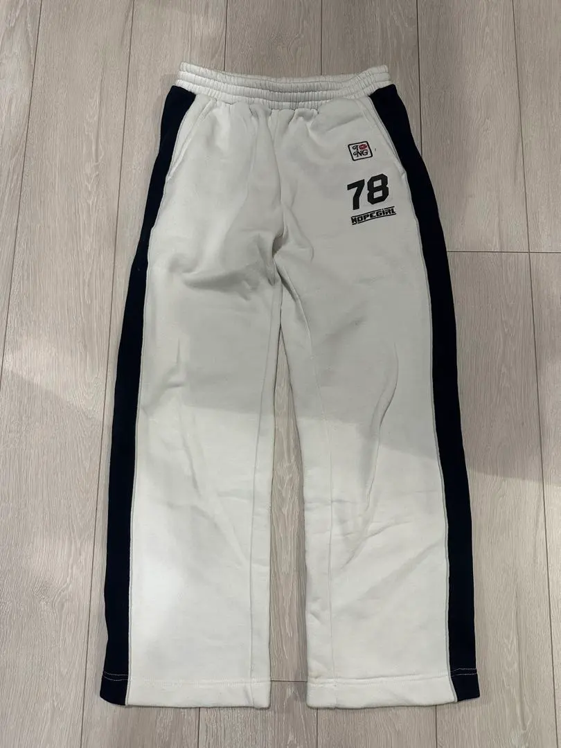 Nope Girl 運動褲 的縮圖