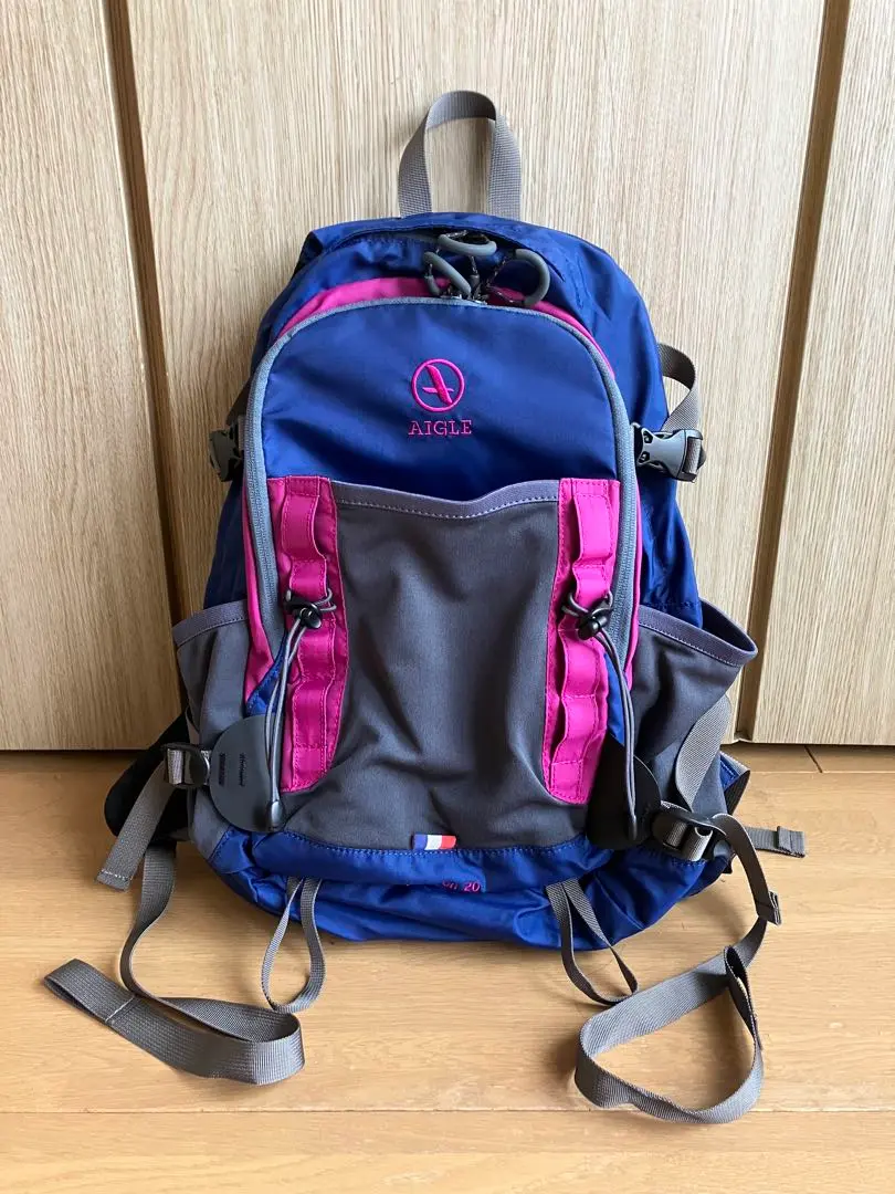 【人気】AIGLE SISTERON 35 バックパック 大容量 エーグル グレー ピンク 美品 レディース リュック - AIGLE（エーグル）公式オンラインショップ