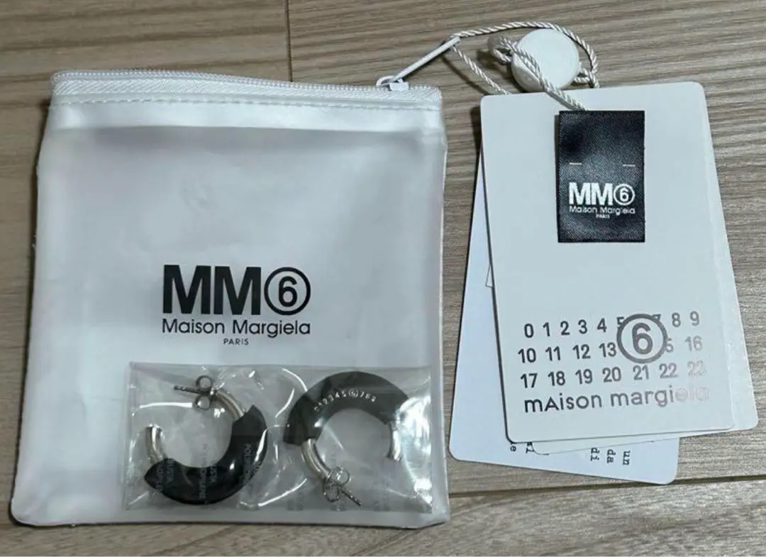 mm6 ピアス　両耳用　ゴールド　匿名配送 ピアス ゴールド 大きめ 【 両耳用 ステンレス 】｜Yahoo!フリマ