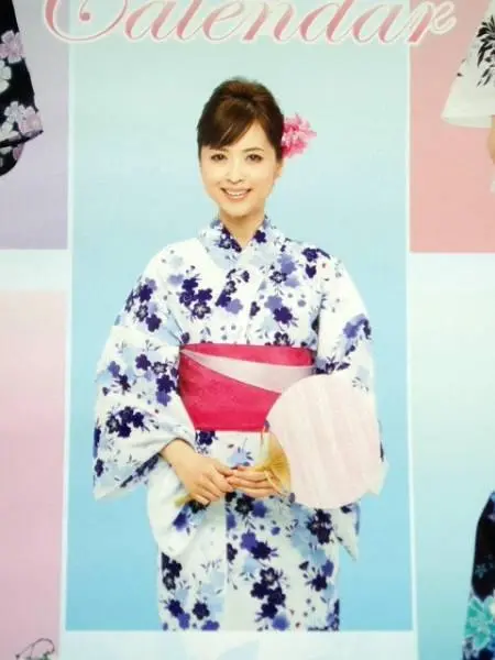 ★カレンダー　2011年NHK気象予報士　半井小絵/山本志織/加藤祐子さん Amazon.co.jp: NHK気象予報士 2011年 カレンダー : ,: 文房具