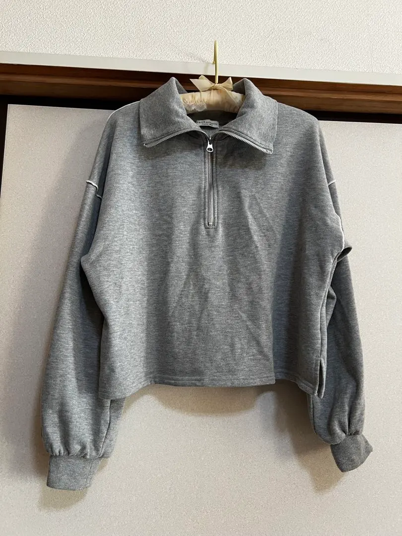 Thumbnail of earth music&ecology Gray Cropped Hoodie Half Zip