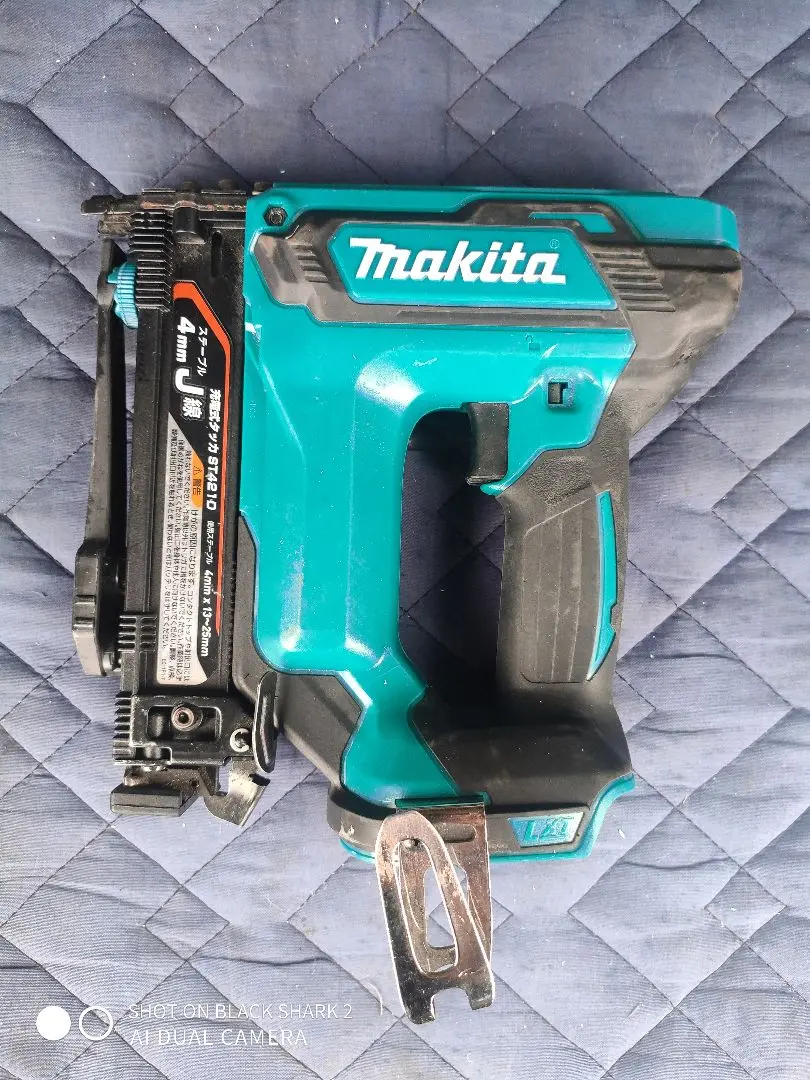 Makita - sequoia2008makita充電式タッカ ST421D ステープル付 マキタ ST421D 18V 充電式タッカ 【J線/4mm】【送料無料】