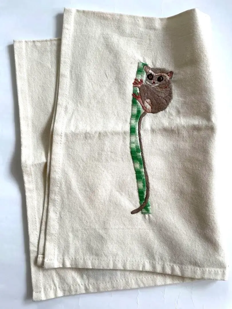 全新 手工刺繡 眼鏡猴茶巾 的縮圖