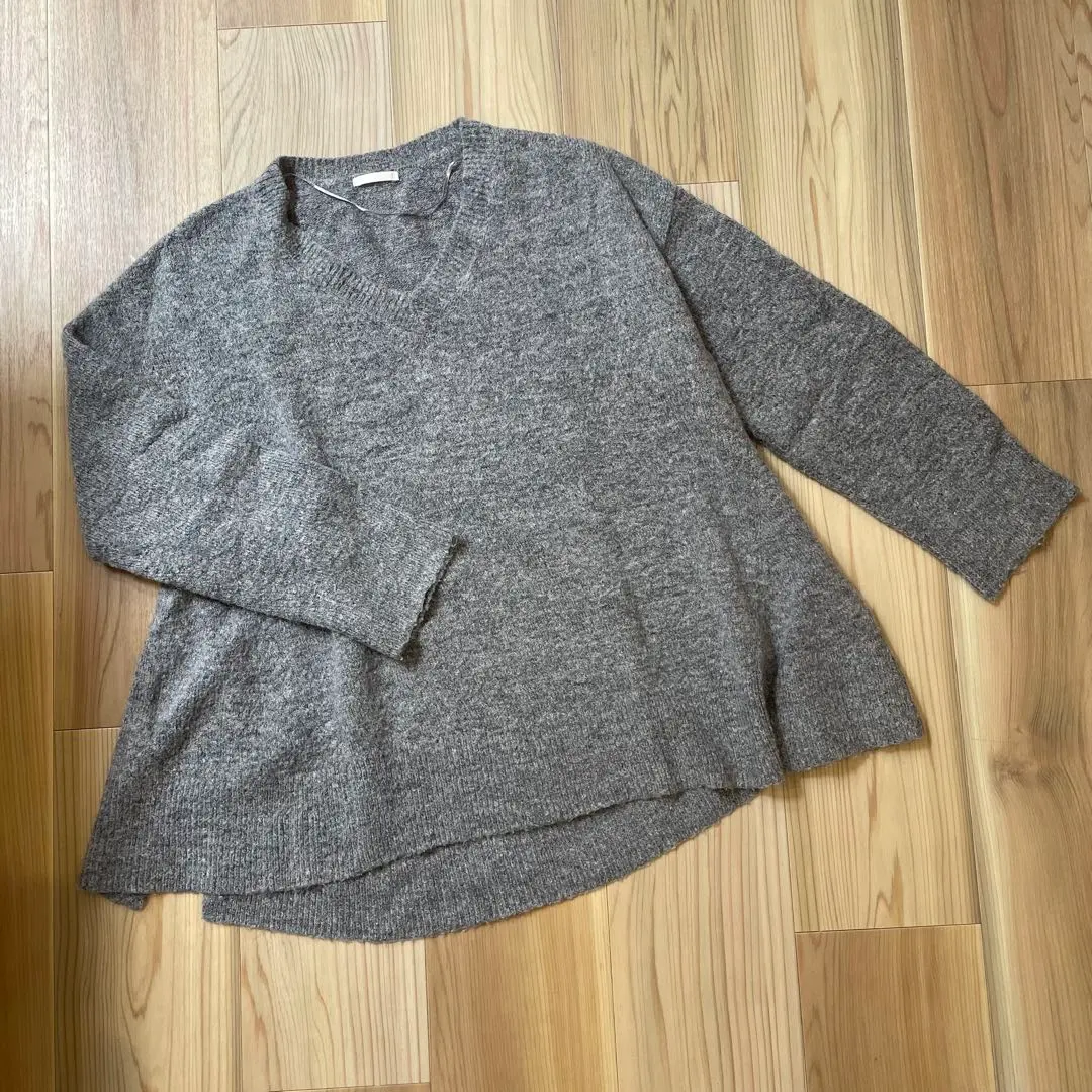 Thumbnail of Gray V-neck long-sleeved knit