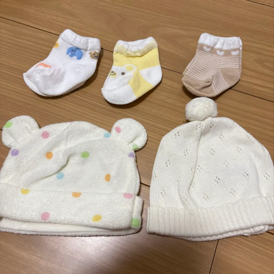 Thumbnail of Baby hat and socks set