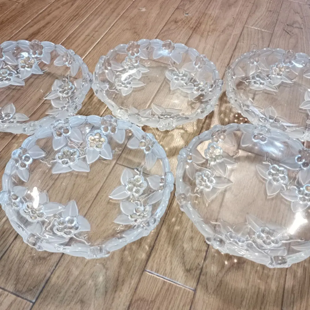 Thumbnail of Make your dishes more delicious and beautiful with this set of 5 transparent glass plates.