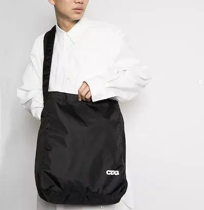 専用！レア！CDGコムデギャルソン ⭐️メッセンジャーバッグ ネイビーにロゴ⭐️ 2025年最新】COMME des GARCONS メッセンジャーバッグの人気