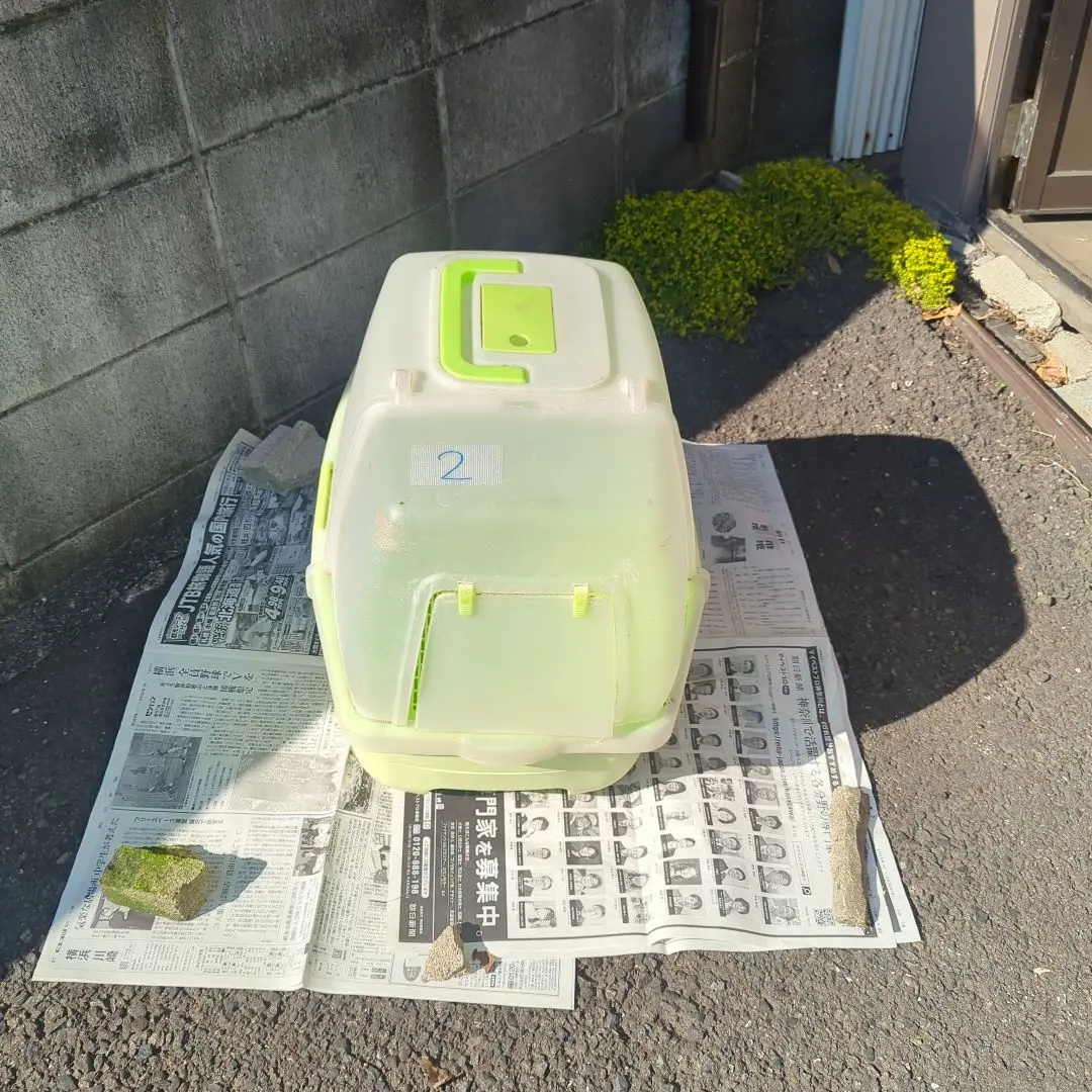中古アイリスオーヤマ 楽ちん猫トイレ(フードなし、すのこ水色本体黄緑)スコップ 中古アイリスオーヤマ 楽ちん猫トイレ(フードなし、すのこ水