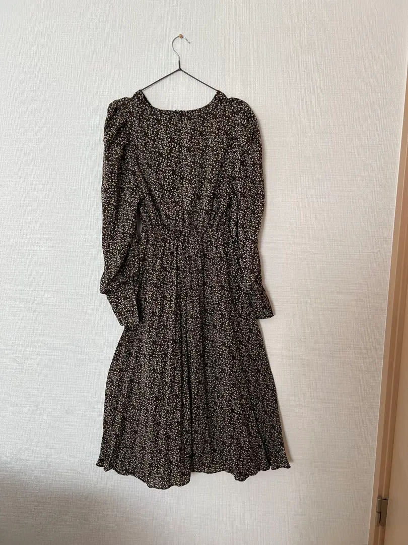 黑色花紋長袖長款連衣裙 長款連衣裙 連衣裙 長袖 花紋 的縮圖