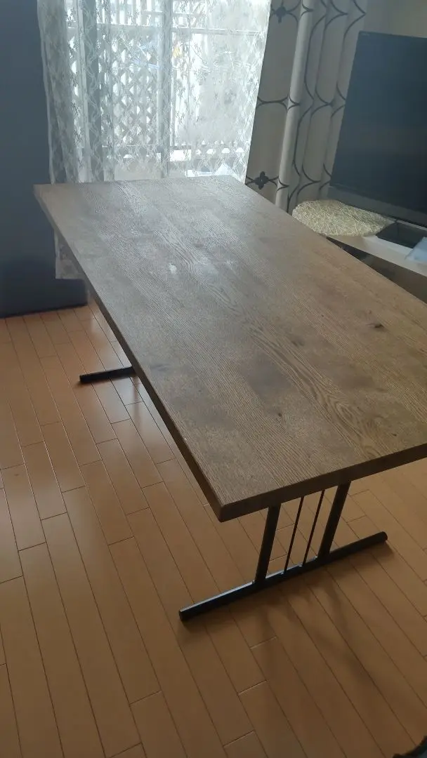 aloha様。ダイニングテーブル うんこちゃん家具 木の質感を活かしたオシャレなダイニングテーブル8選！ウンコ