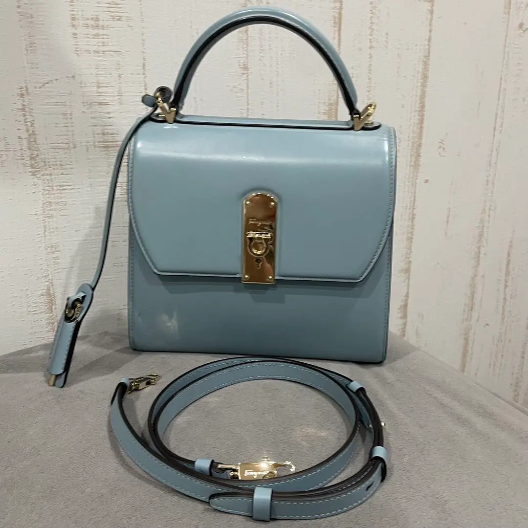 Ferragamo ボクシィズ Boxyz ブルー サルヴァトーレ フェラガモから、現在女性のニーズに応える新作