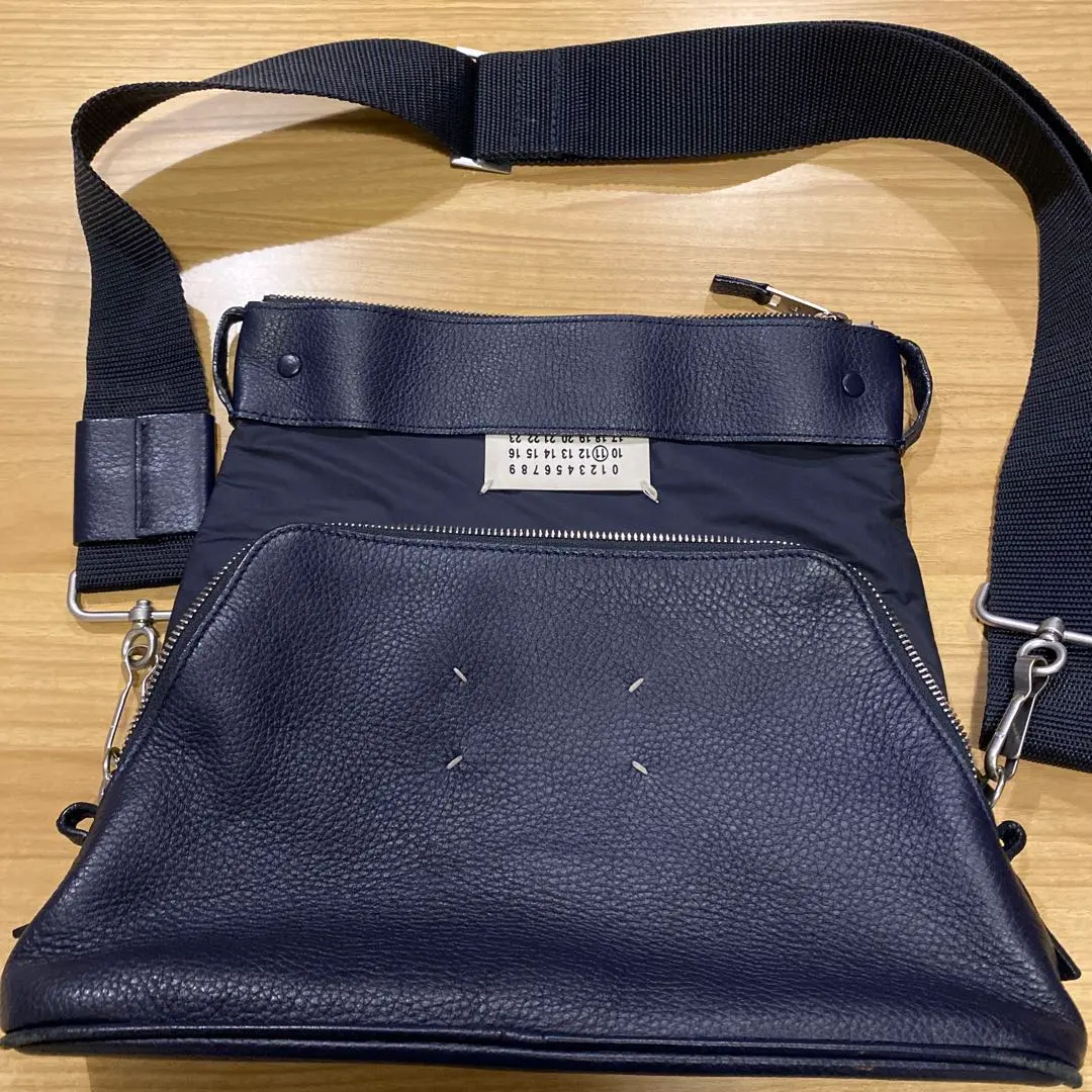 海軍藍色 皮革 尼龍 肩背包 的縮圖
