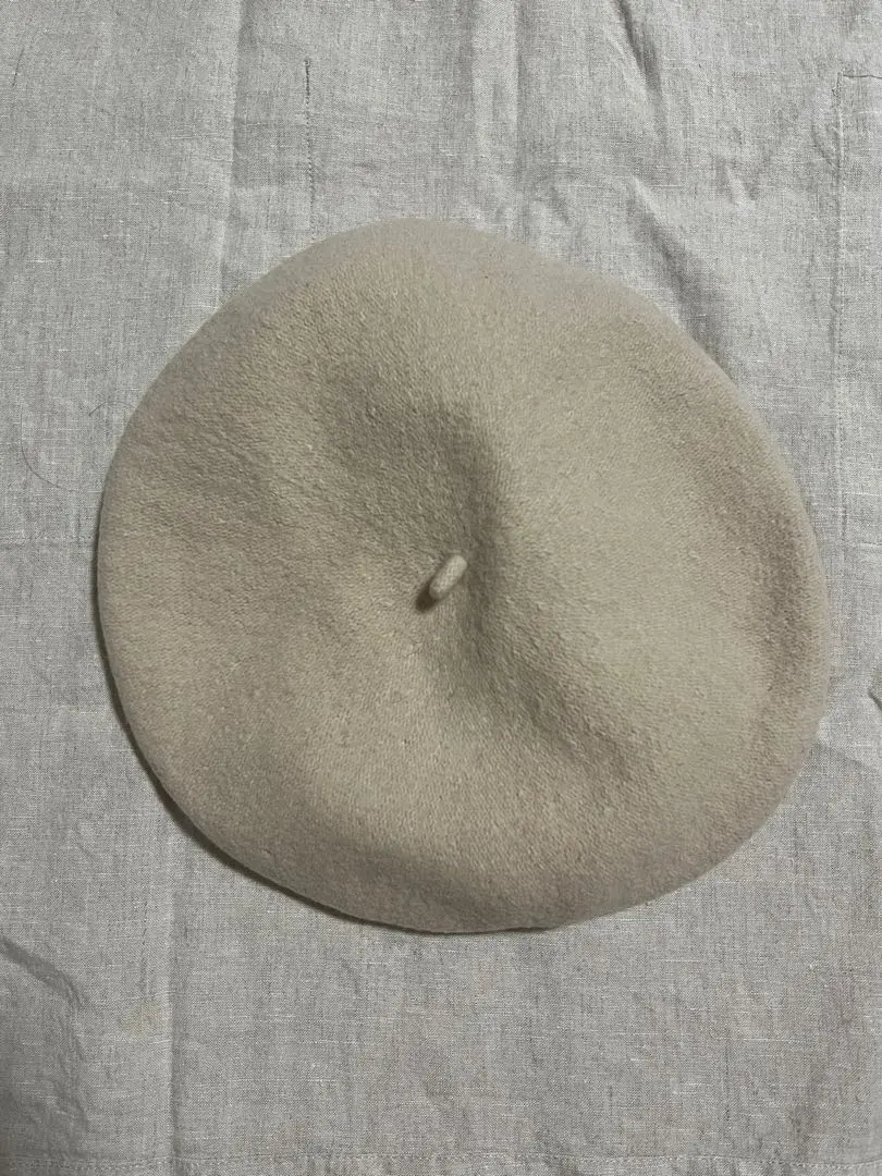 Thumbnail of Cream-colored wool beret
