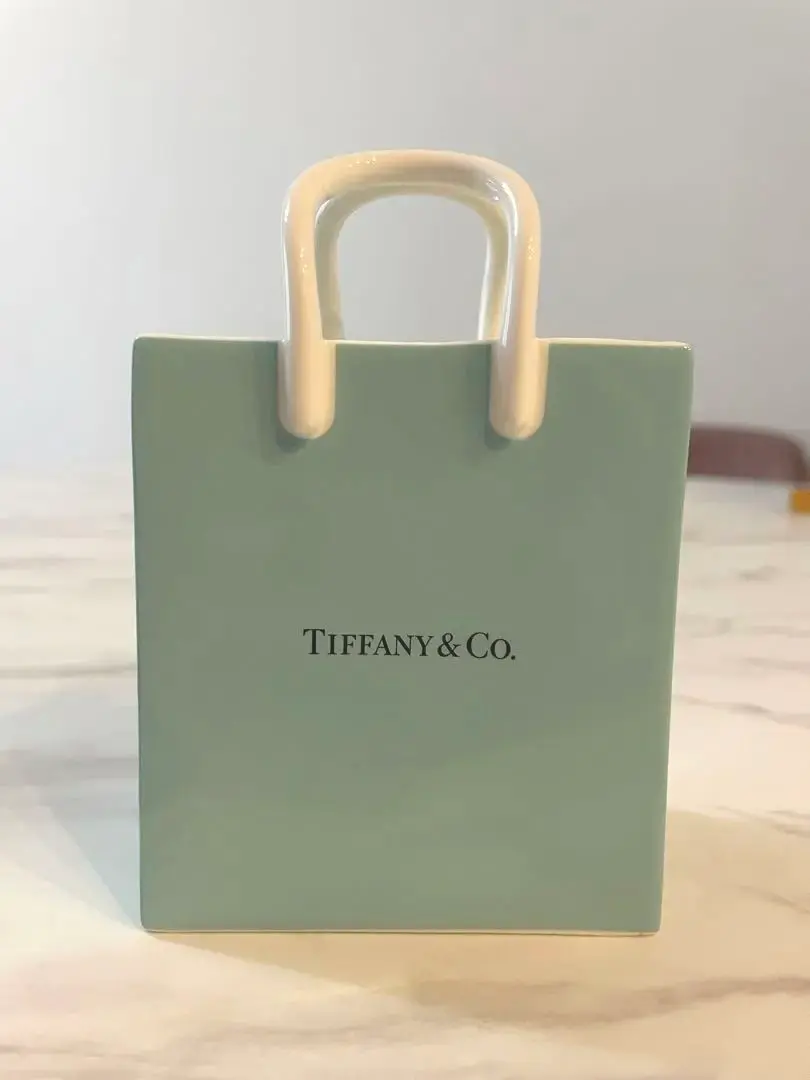 レア　Tiffany＆coティファニー　ショッピングバック型　陶器　置物　小物 TIFFANY&Co ティファニー 花瓶 ショッピングバッグ 陶器 小物