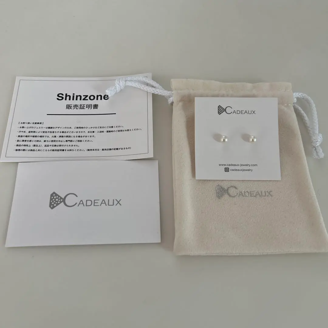 CADEAUX SMALL PEARL EARRINGS – Shinzone