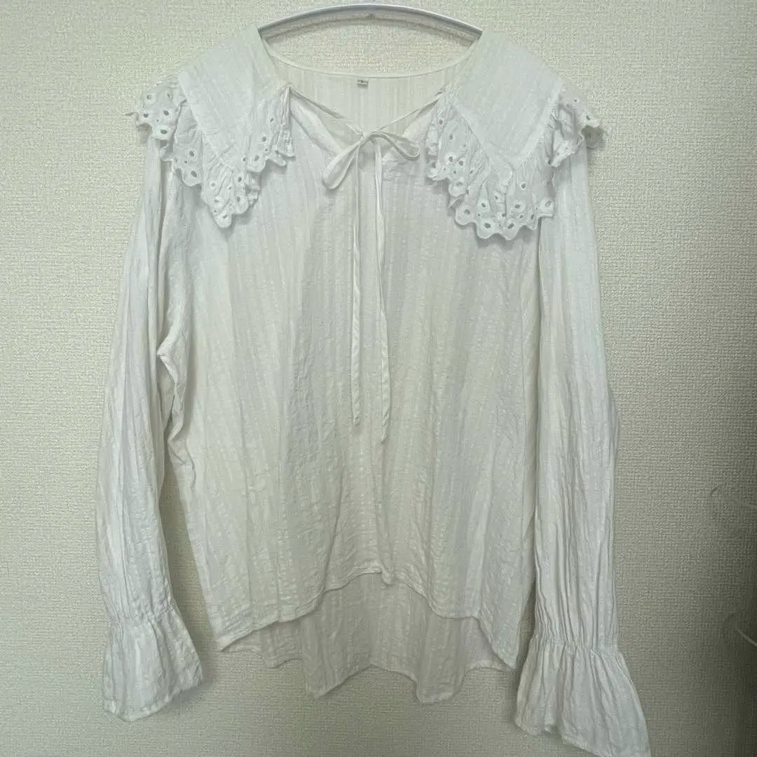 coca 襯衫 白色偏白 蕾絲領 荷葉袖 L 的縮圖