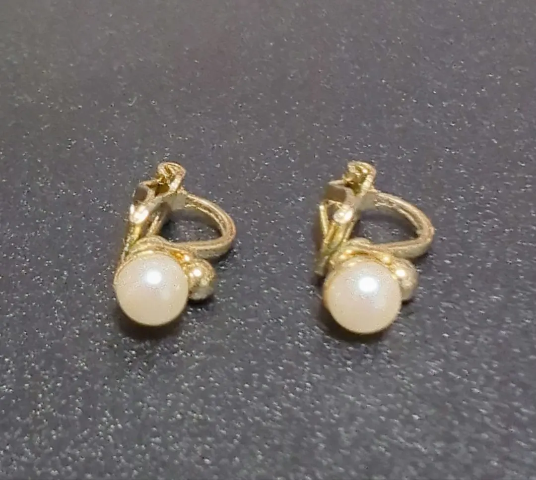 Thumbnail of Gold pearl earrings
