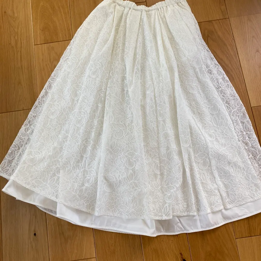 米拉·奧雲 白色蕾絲喇叭裙 的縮圖